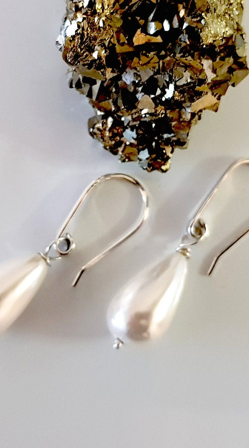 Load image into Gallery viewer, Dew Drop - Teardrop Shell Pearl Earrings

